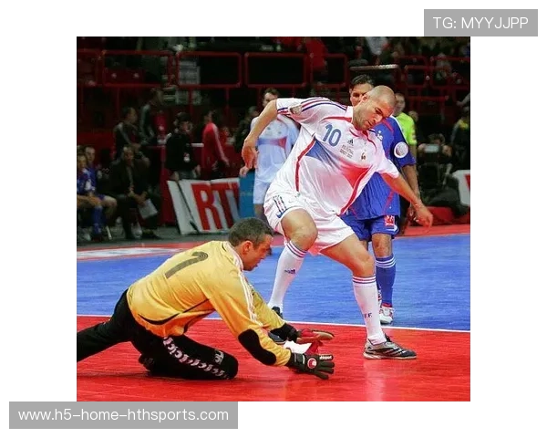 球星在训练中练习“反向斜塞”，制造禁区空档成为目标